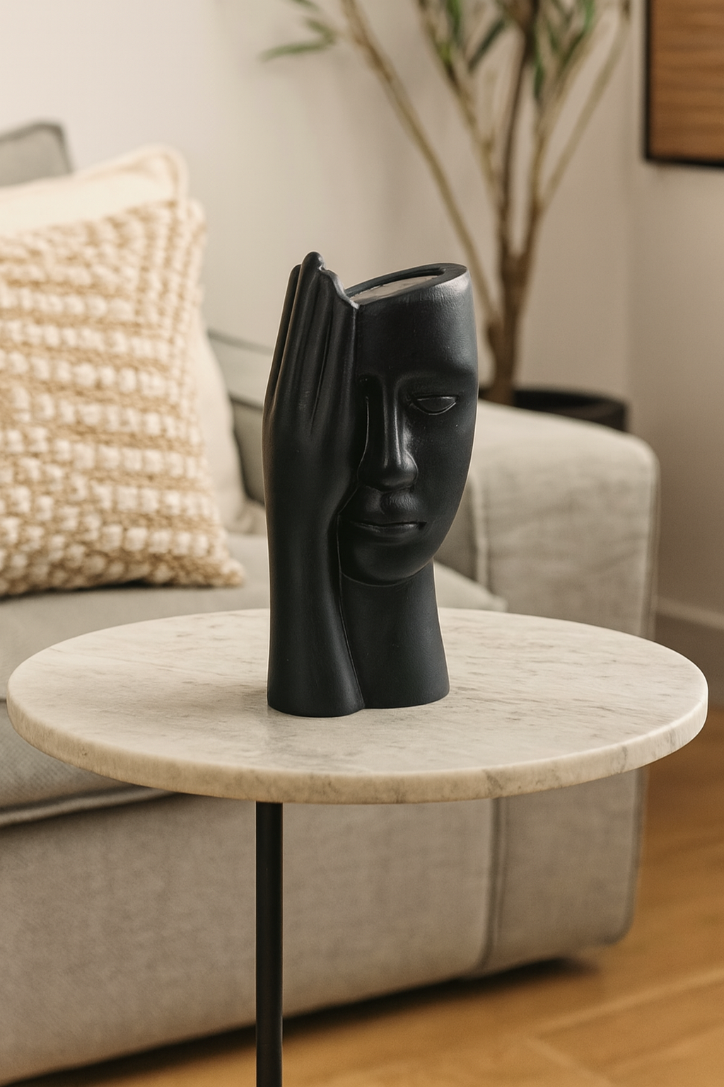 Seramik Eli Yüzünde Dekoratif Vazo – Modern Sanatsal Yüz Figürlü Biblo (25x14 cm)