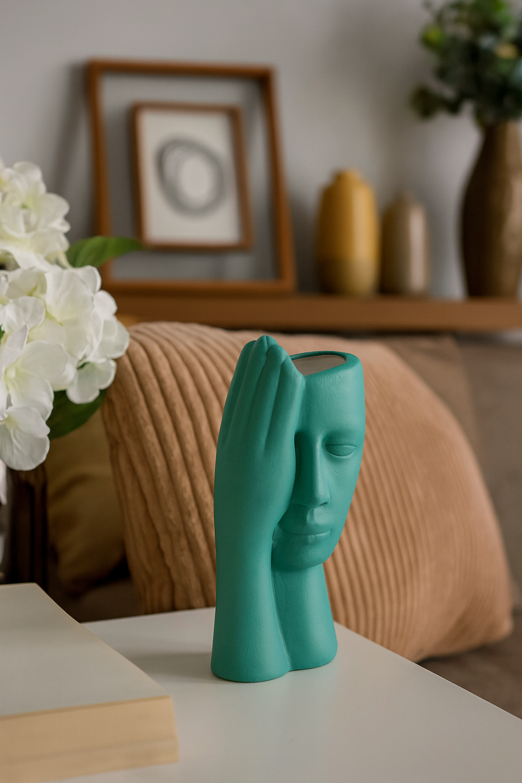 Seramik Eli Yüzünde Dekoratif Vazo – Modern Sanatsal Yüz Figürlü Biblo (25x14 cm)